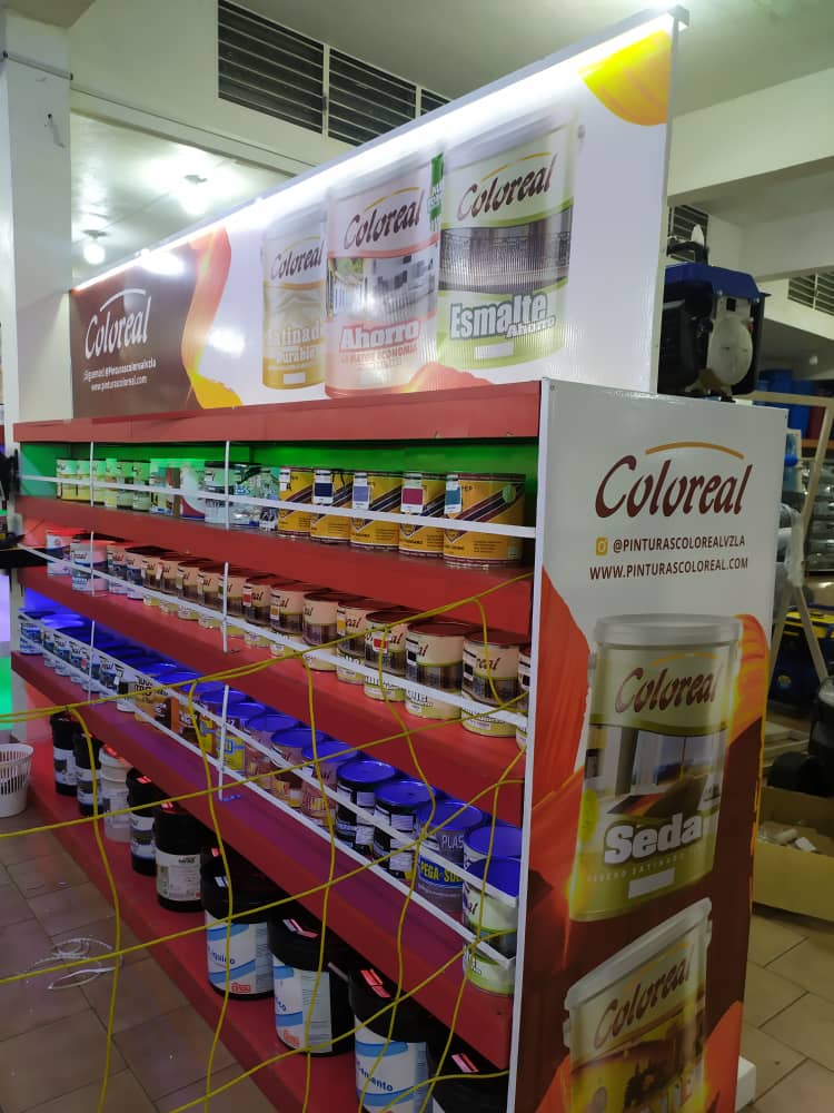 Anaquel Coloreal con iluminación LED en punto de venta ferretero — estrategia de trade marketing Venezuela