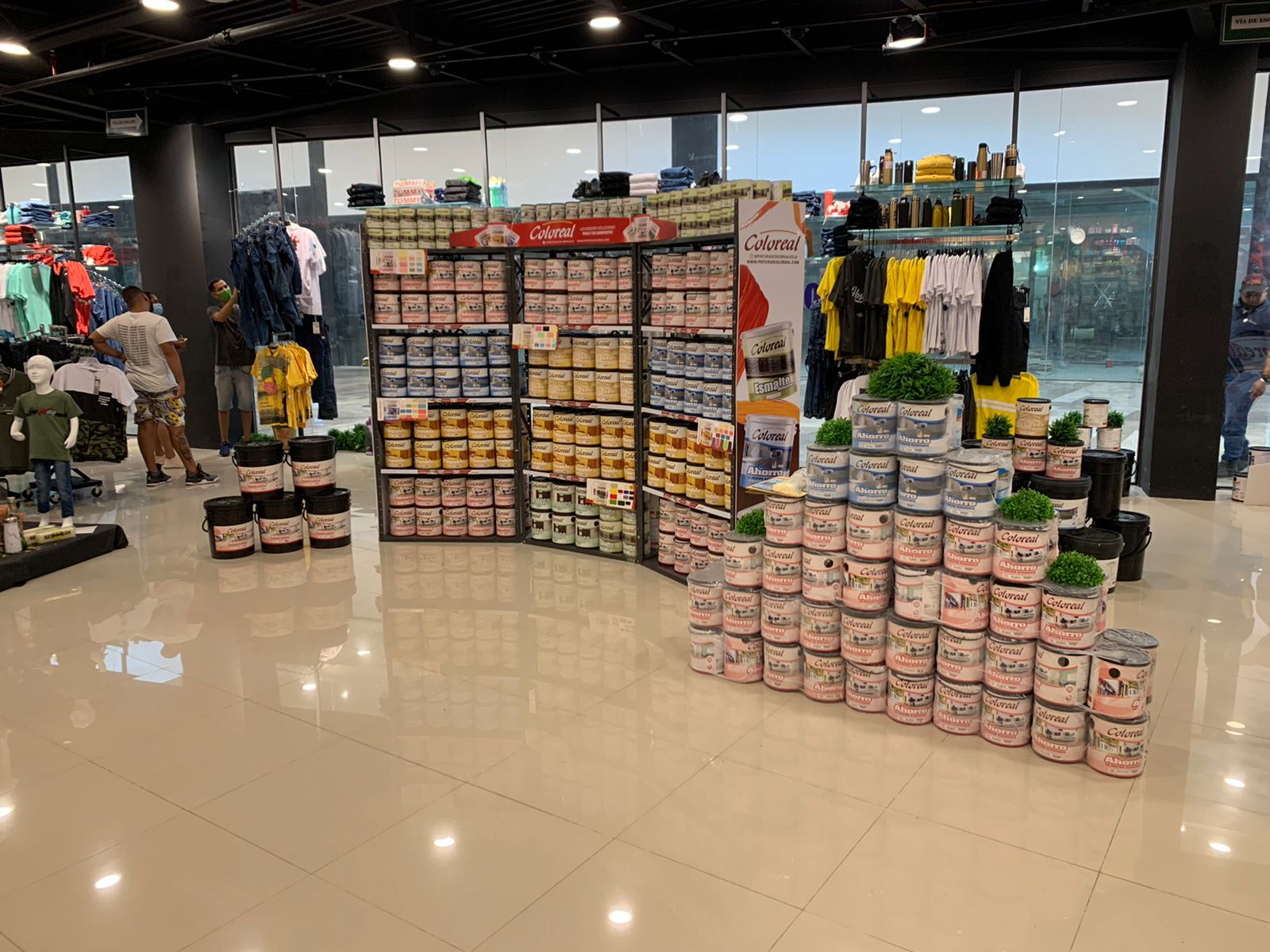 Exhibición especial de Pinturas Coloreal en centro comercial con envases apilados — trade marketing