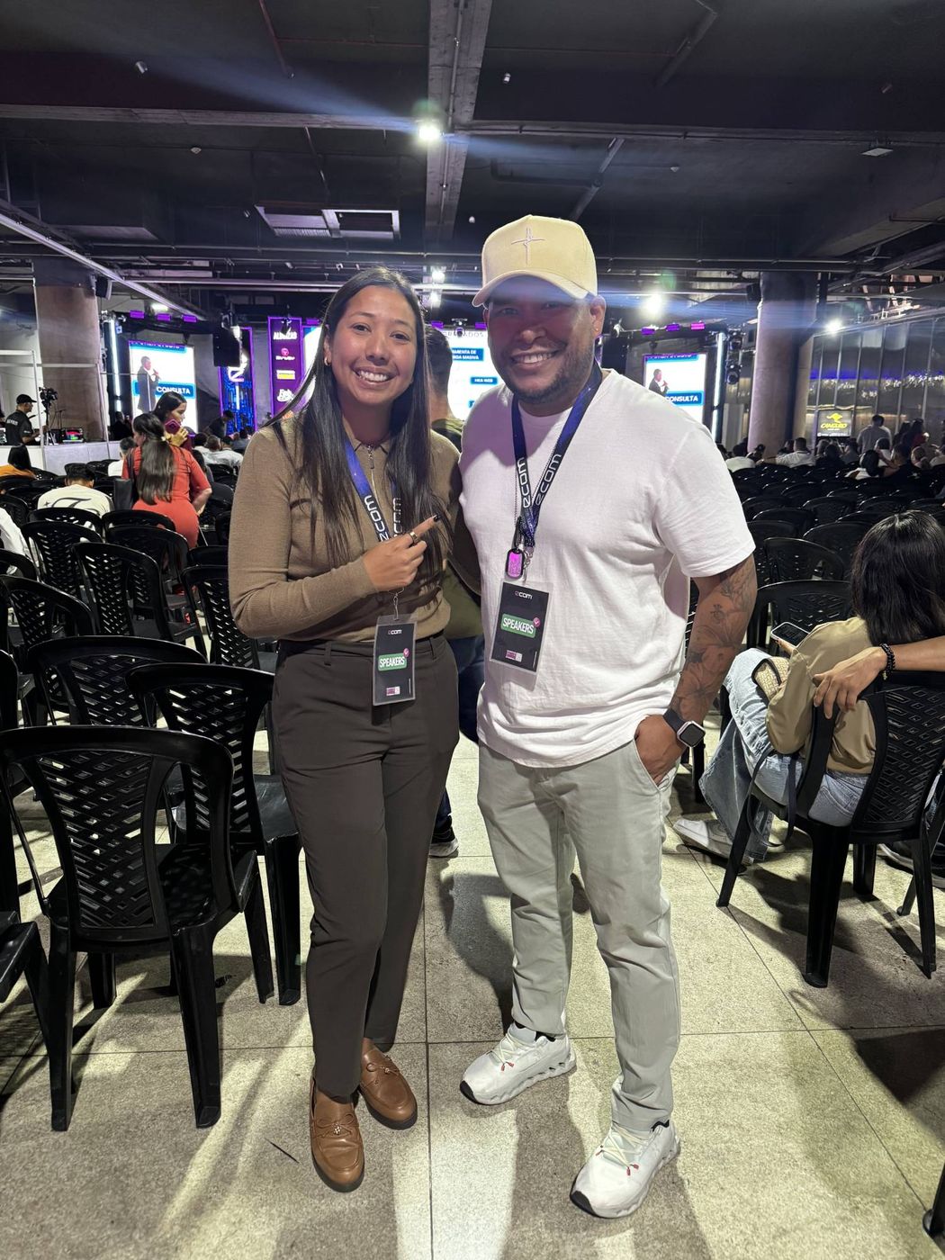 Juan Balza con otra speaker en el auditorio de eCom Venezuela