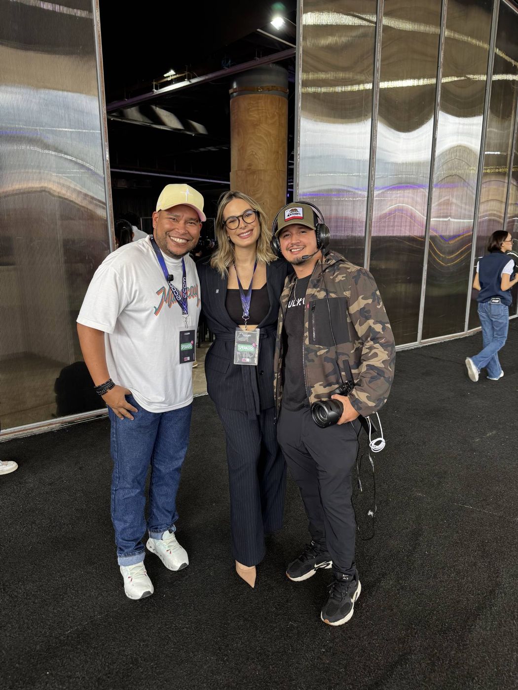 Juan Balza con una speaker y un camarógrafo en el backstage de eCom Venezuela