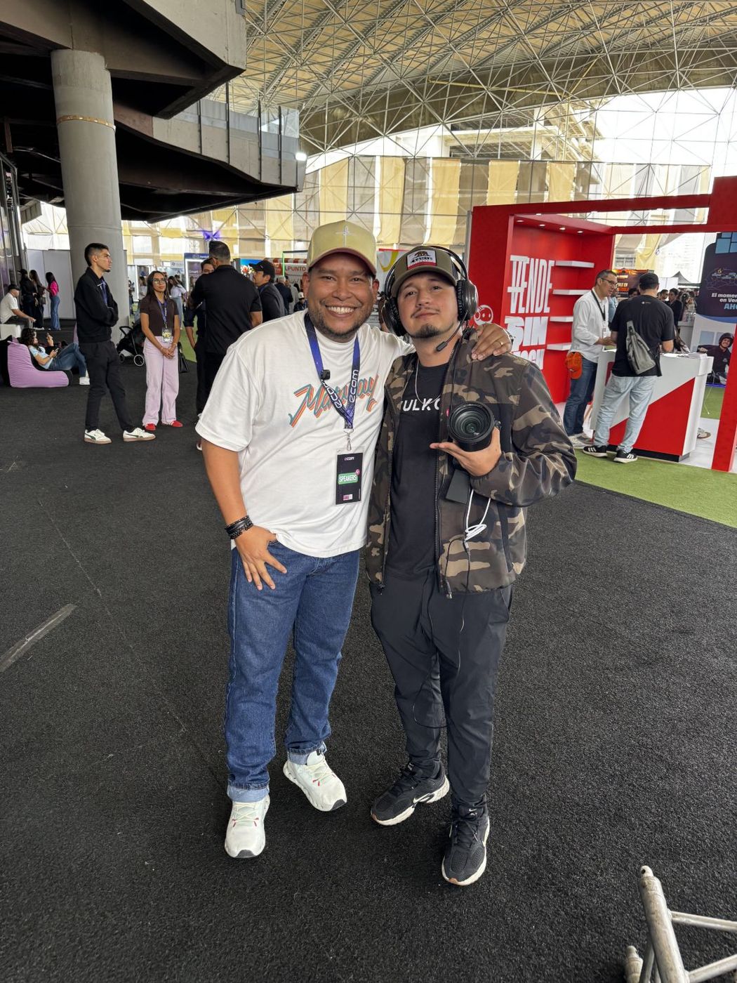 Juan Balza con un camarógrafo del evento en los pasillos de eCom Venezuela