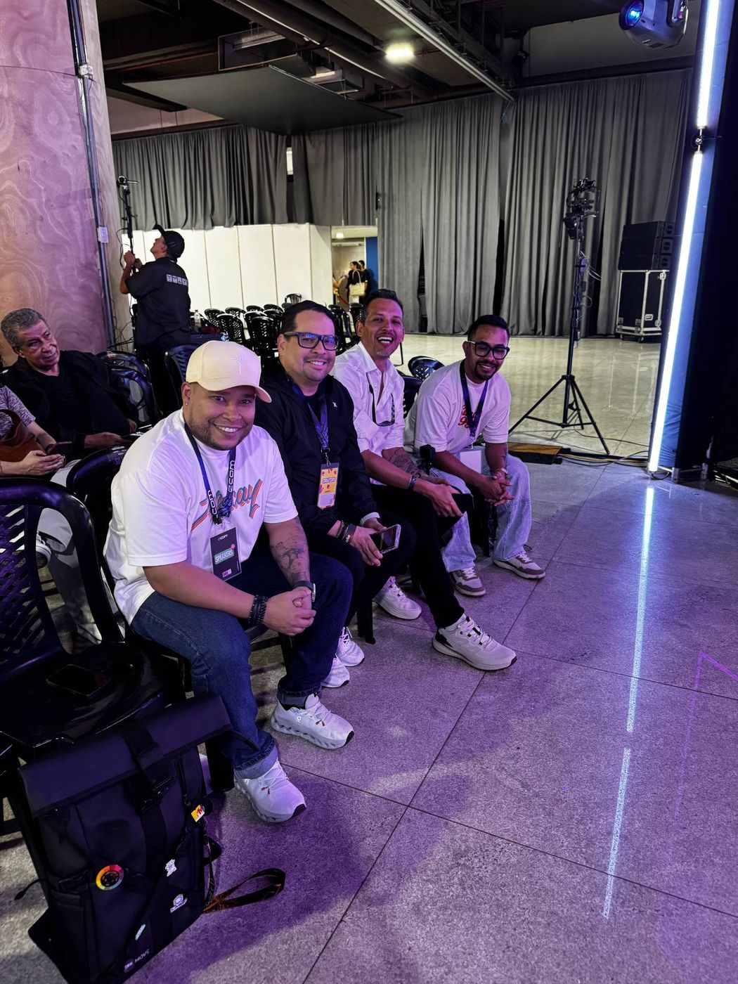 Juan Balza sentado en primera fila con otros speakers antes de una conferencia en eCom Venezuela