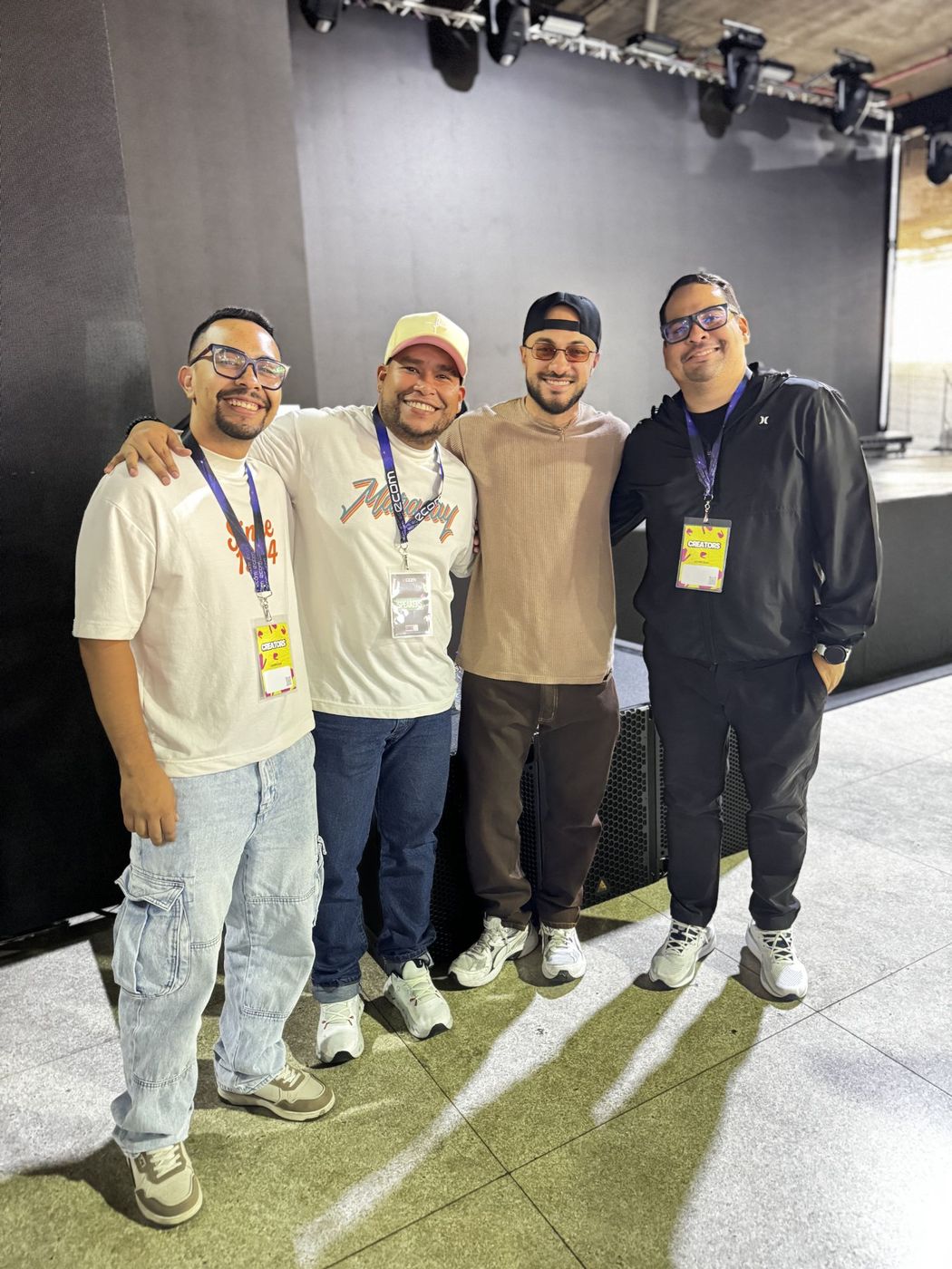 Juan Balza con tres creadores de contenido junto a la tarima de eCom Venezuela