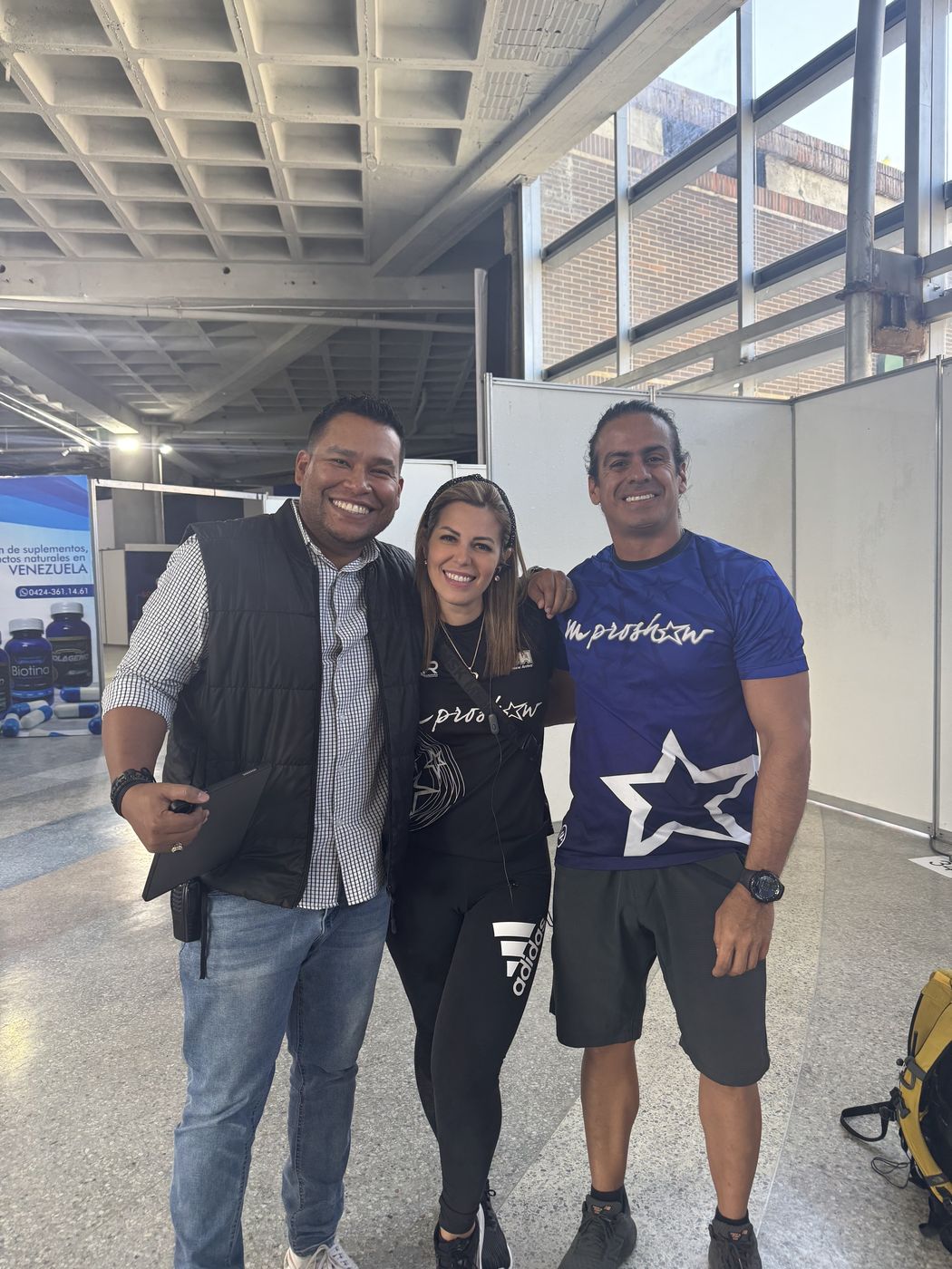 Juan Balza con dos emprendedores en una feria comercial