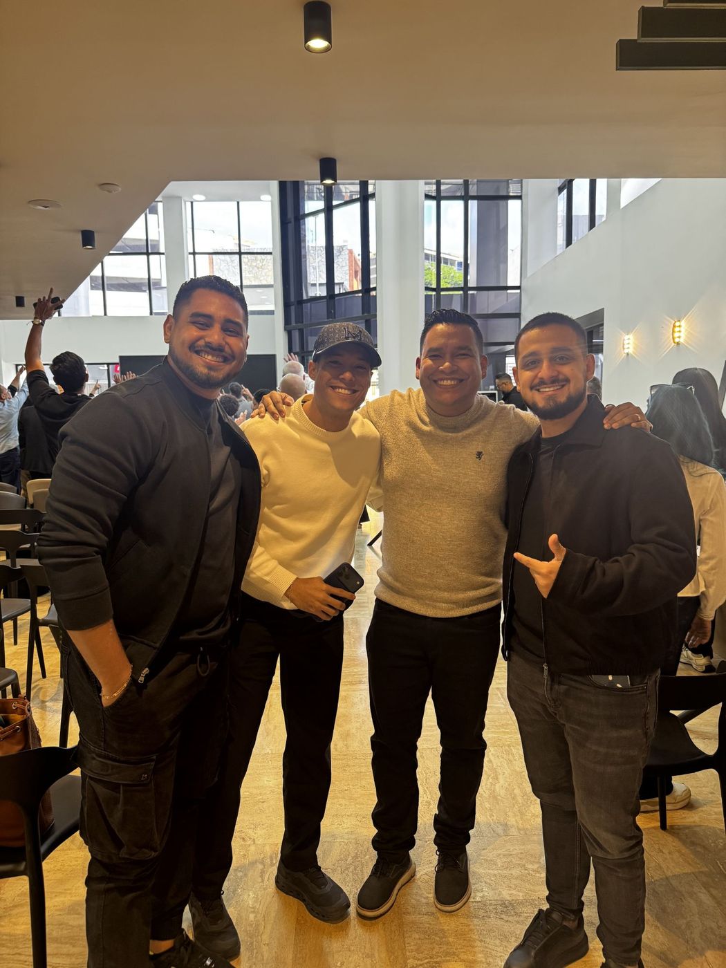 Juan Balza con tres emprendedores en La Tribu Invictus