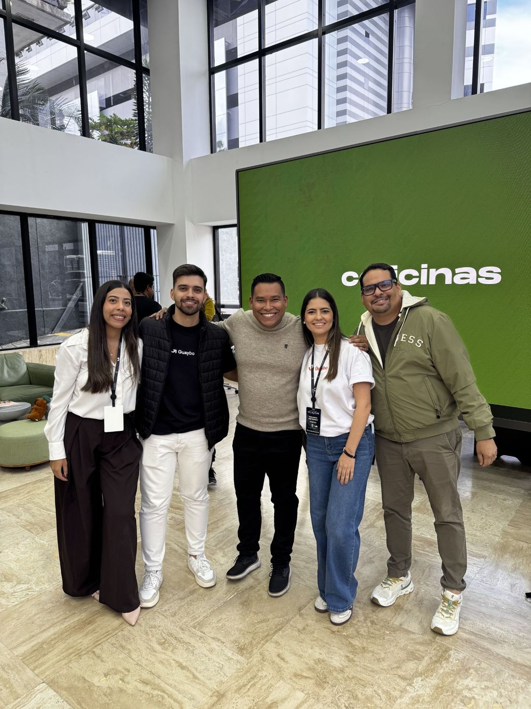 Juan Balza con cuatro profesionales frente a la pantalla de La Tribu Invictus