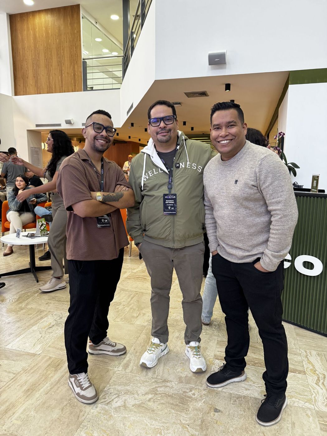 Juan Balza conversando con dos empresarios durante el networking de La Tribu Invictus