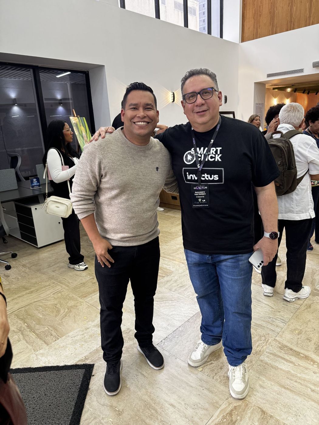 Juan Balza con un ponente de Smart Click en La Tribu Invictus