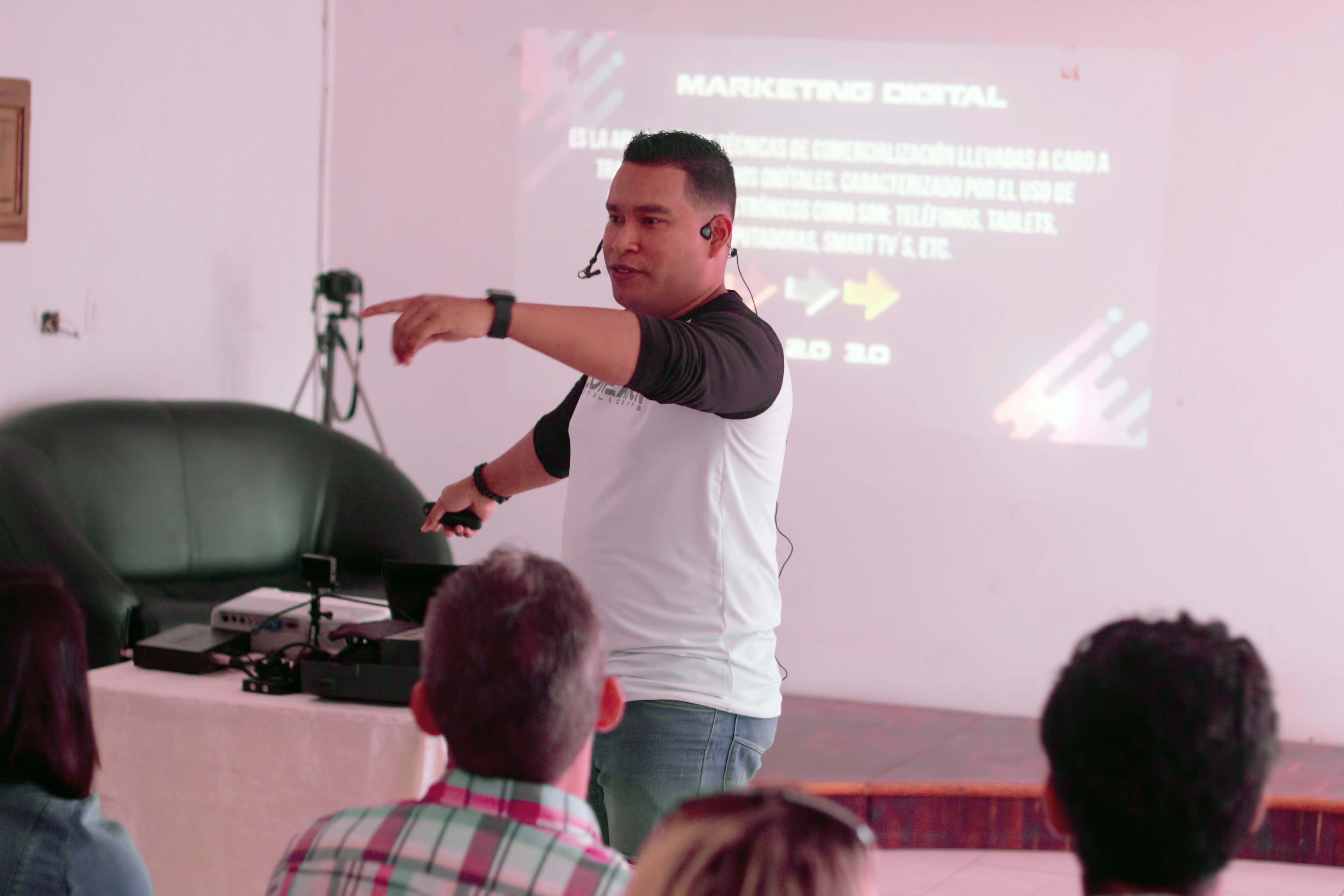 Juan Balza como ponente en taller de Marketing Digital