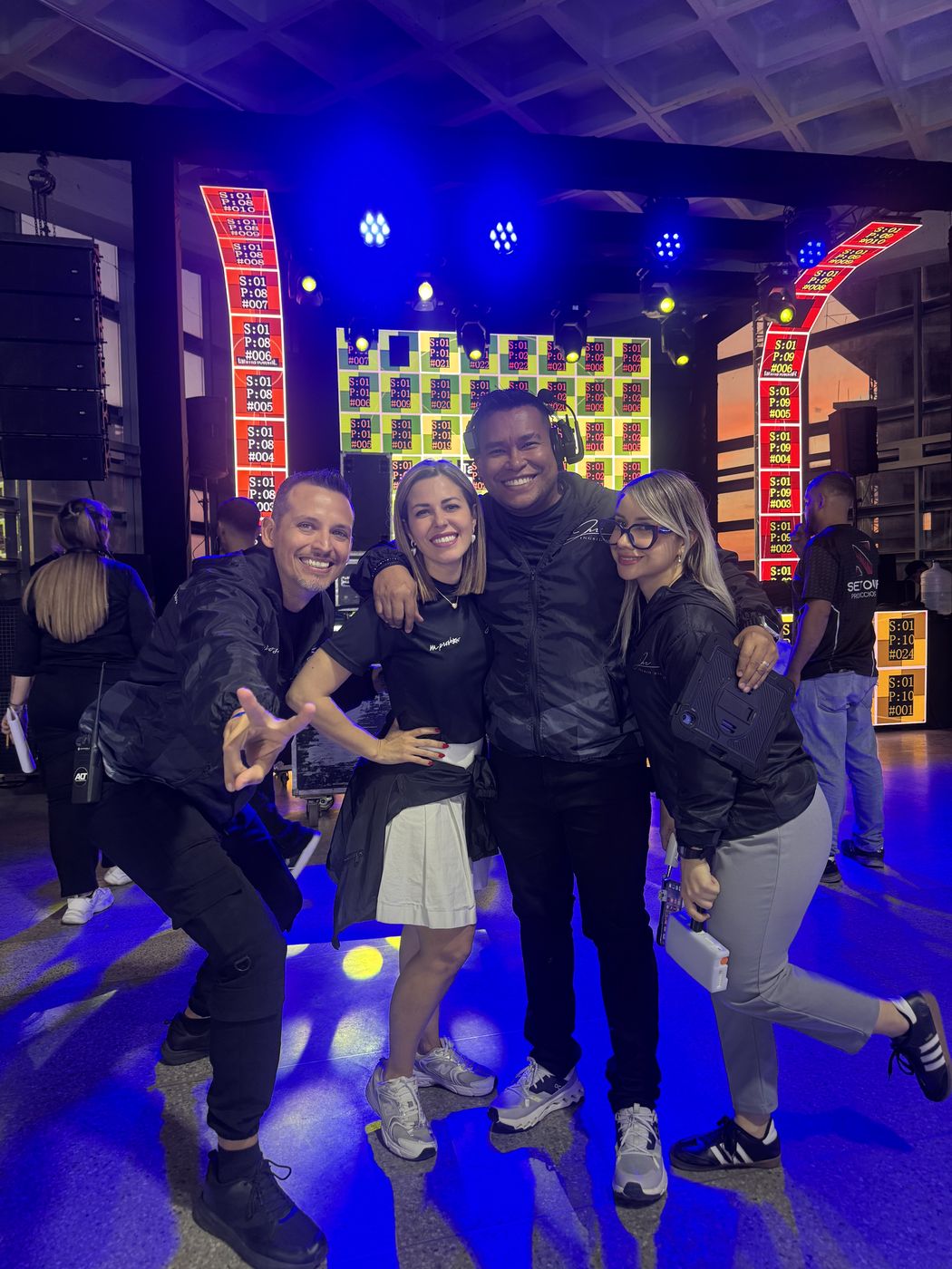 Juan Balza con auriculares de producción junto al equipo de un evento en vivo