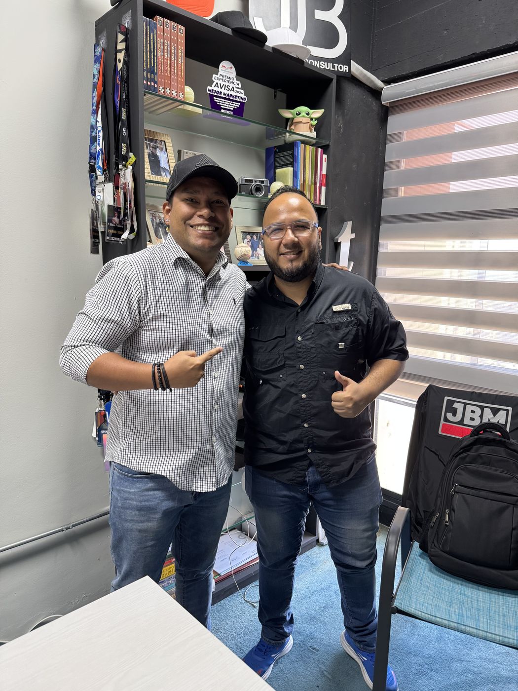 Juan Balza junto a un empresario en su oficina