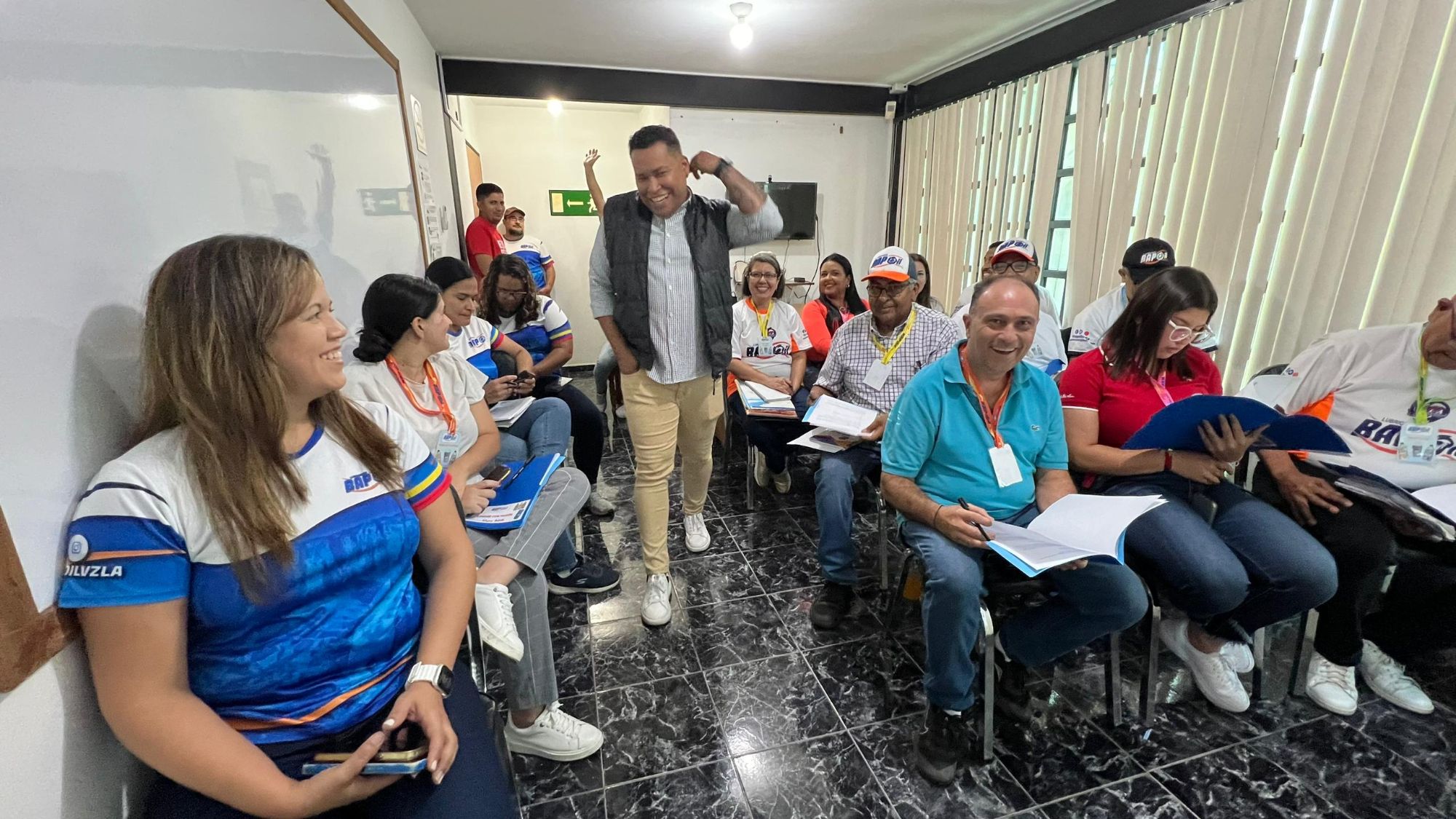 Juan Balza facilitando una sesión de formación empresarial