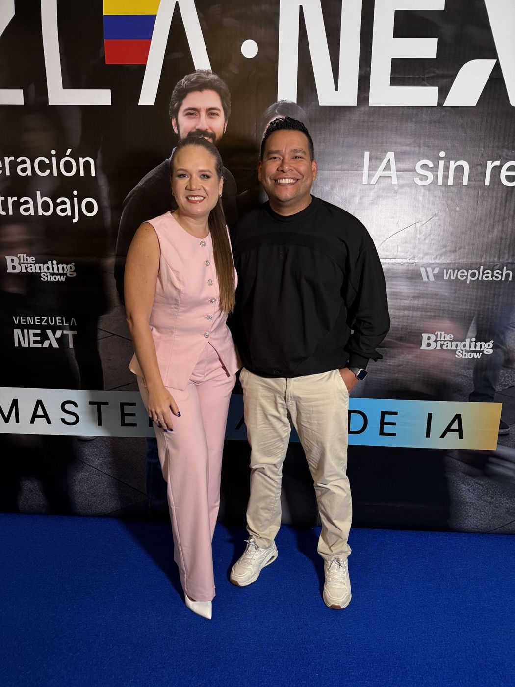 Juan Balza con una asistente en la Masterclass de IA de Venezuela Next