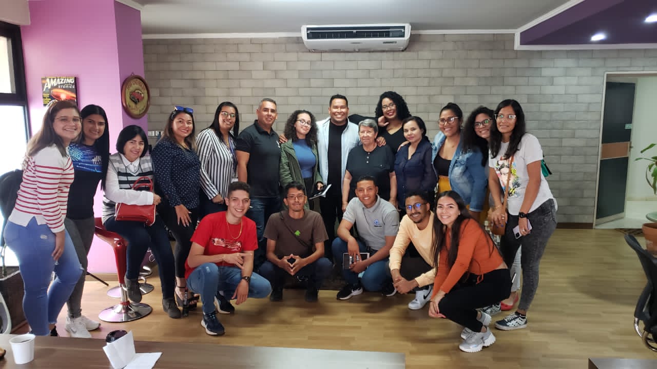 Juan Balza con participantes de workshop JBM
